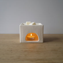 Load image into Gallery viewer, ceramic house wax melt burner – with FREE wax melts
